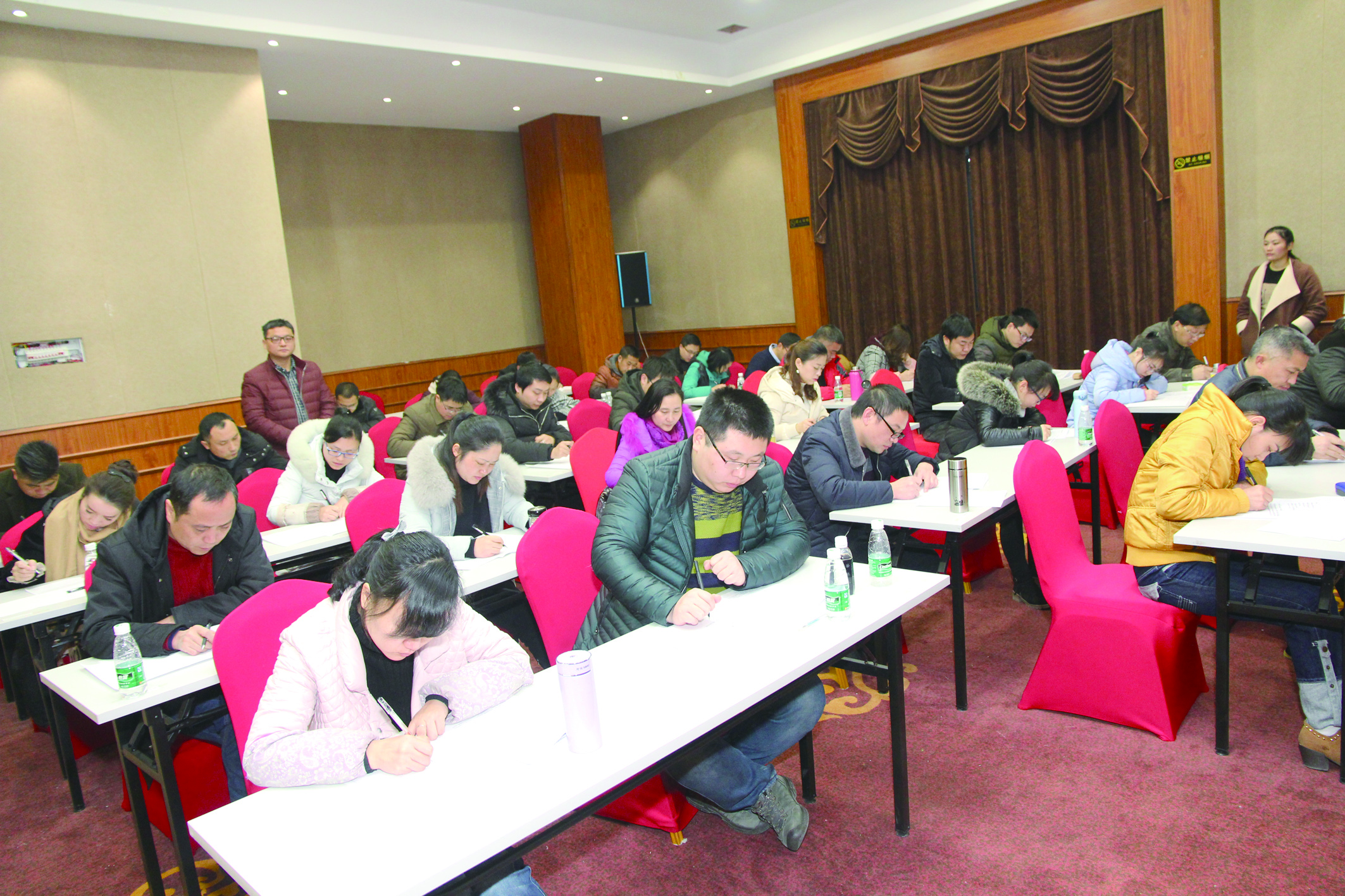 1月15日，42名基層骨干正在認(rèn)真答題